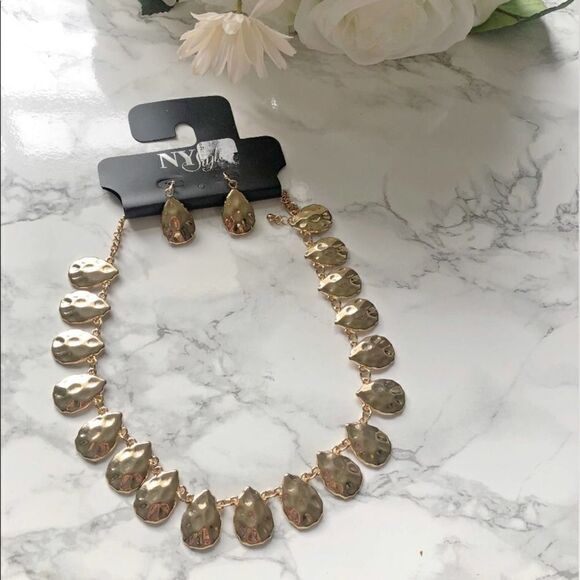 2/$30 Hammered Gold Short Necklace Earring Set - Picture 1 of 2